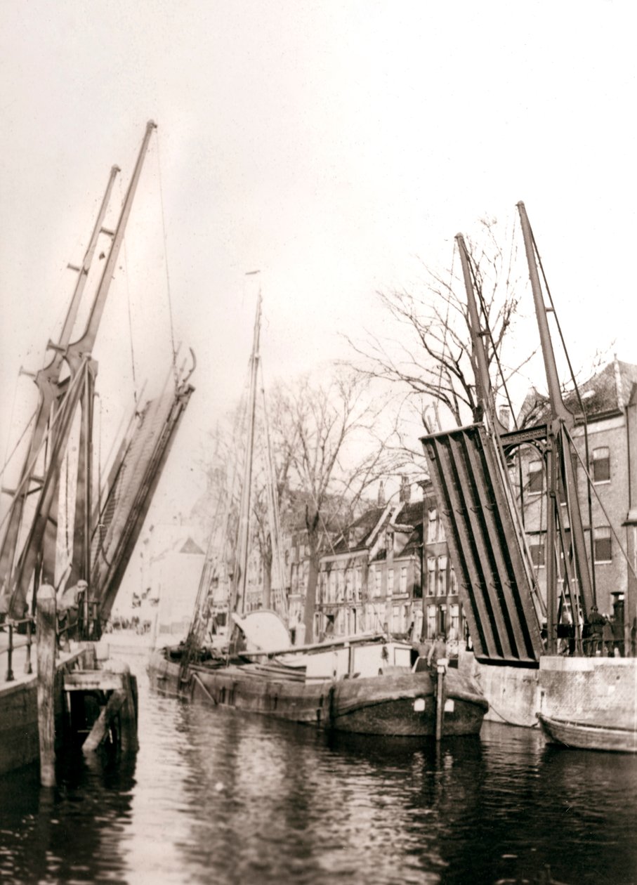 Ponte do canal e barcos, Dordrecht, Holanda, 1898. de James Batkin