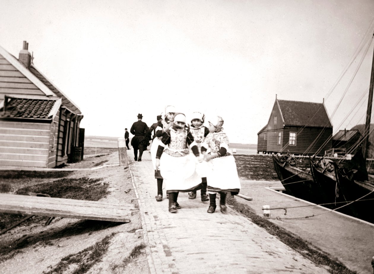 Crianças na ilha de Marken, Holanda, 1898 de James Batkin