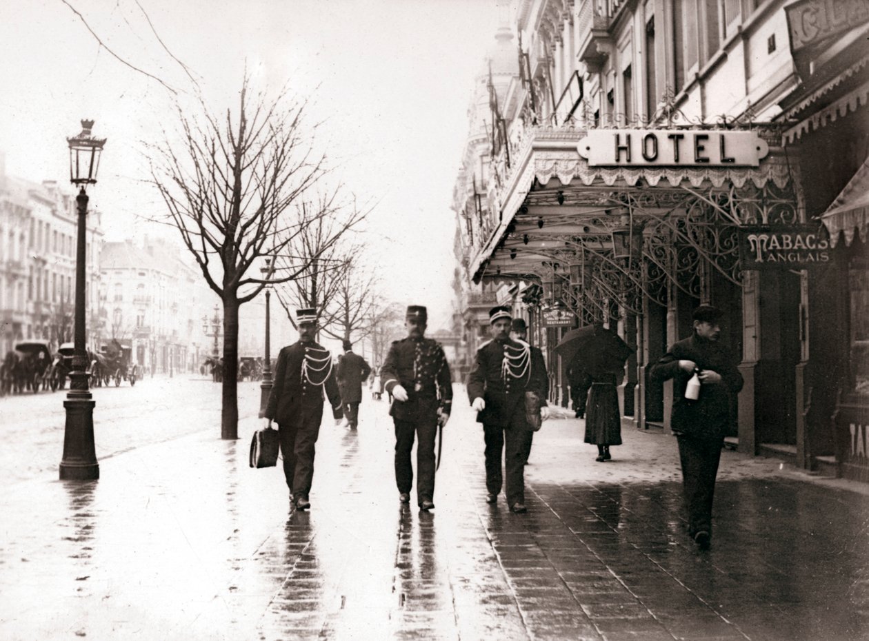 Guardas na rua, Bruxelas, 1898. de James Batkin
