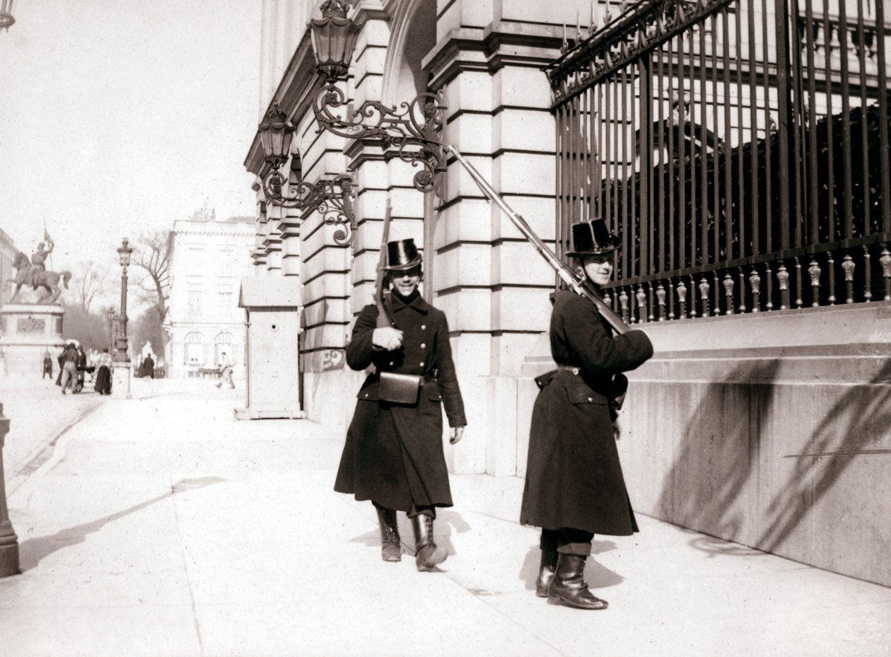 Guardas patrulhando, Bruxelas, 1898. de James Batkin