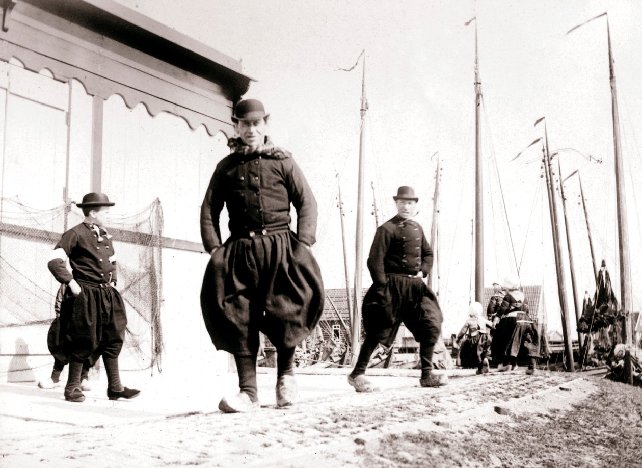 Homens em trajes tradicionais, Ilha Marken, Holanda, 1898 de James Batkin