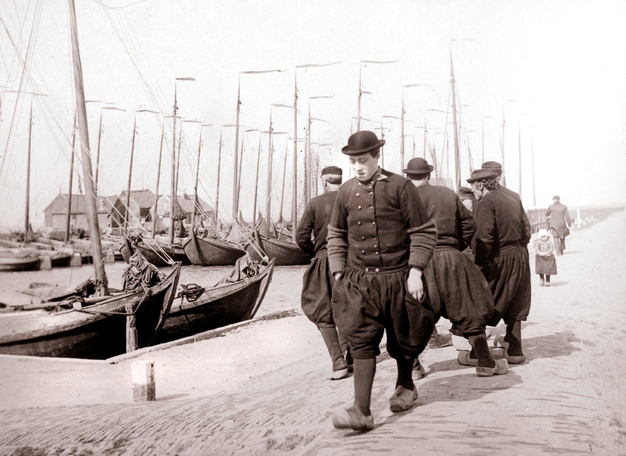 Homens em trajes tradicionais, Ilha Marken, Holanda, 1898 de James Batkin