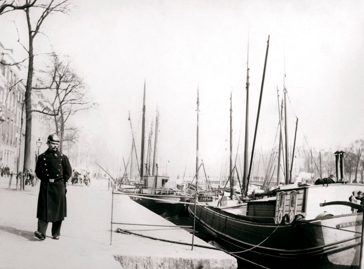 Policial por um canal, Roterdã, 1898. de James Batkin