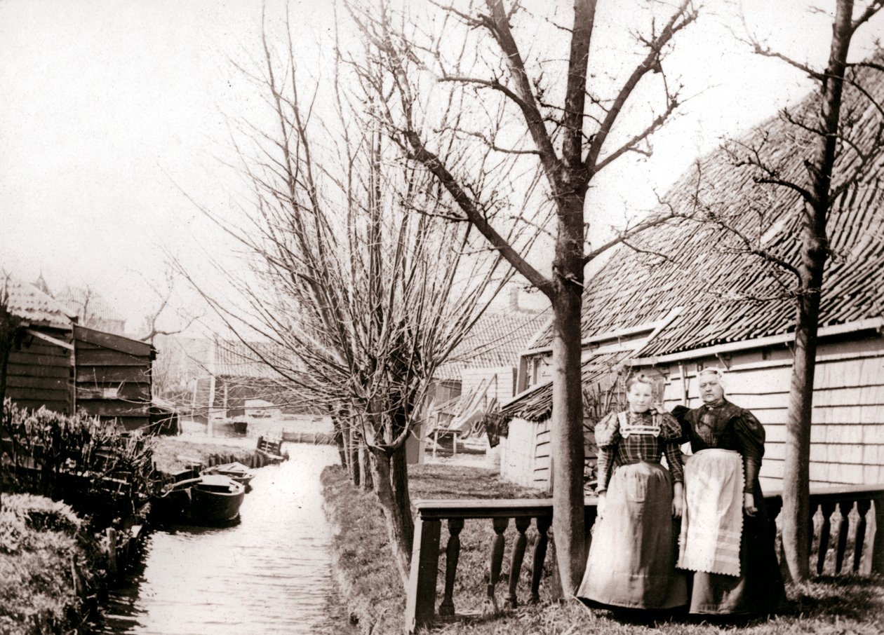 Duas mulheres em um banco de canal, Broek, Holanda, 1898. de James Batkin