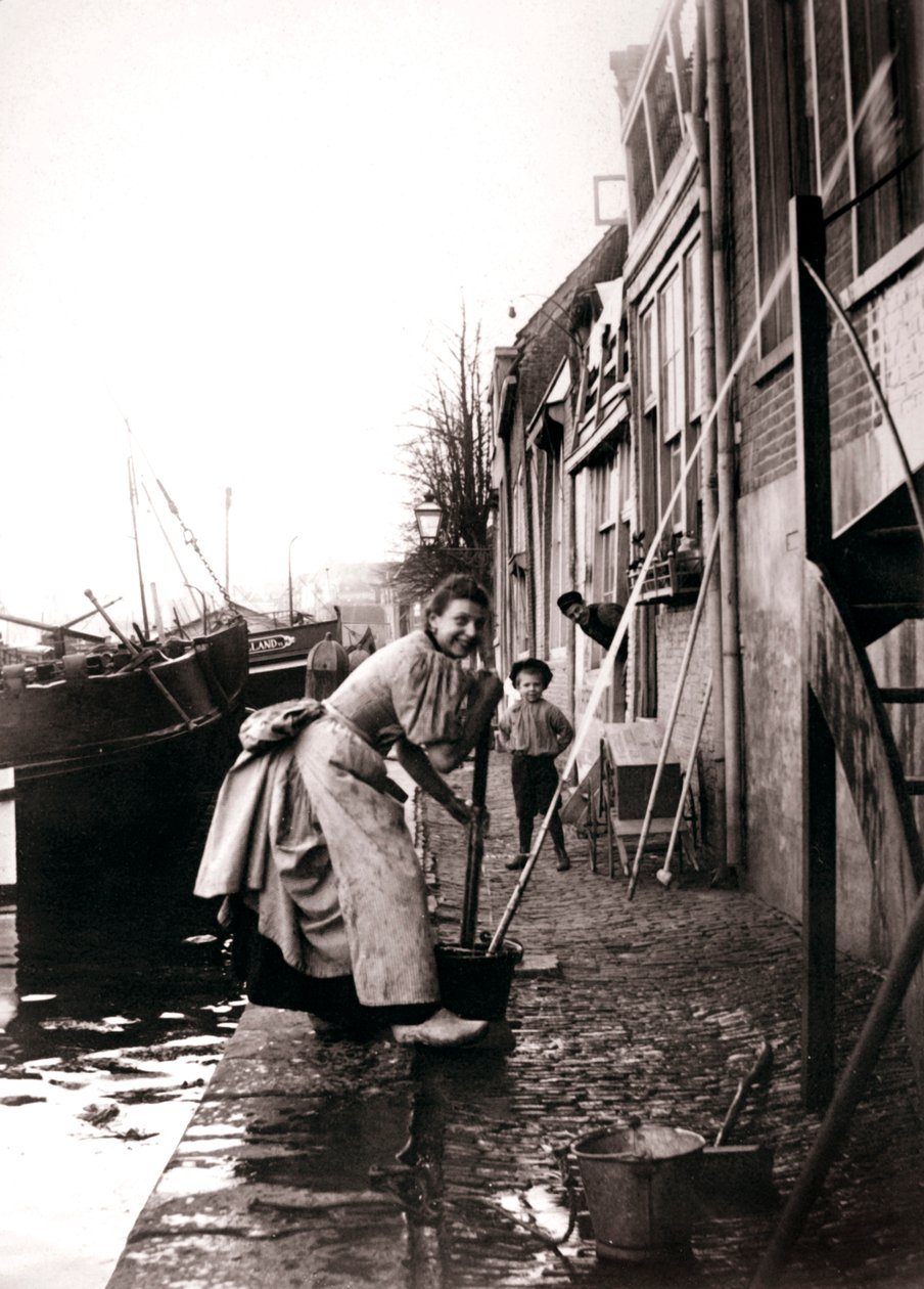 Mulher esfregando a rua, Dordrecht, Holanda, 1898. de James Batkin