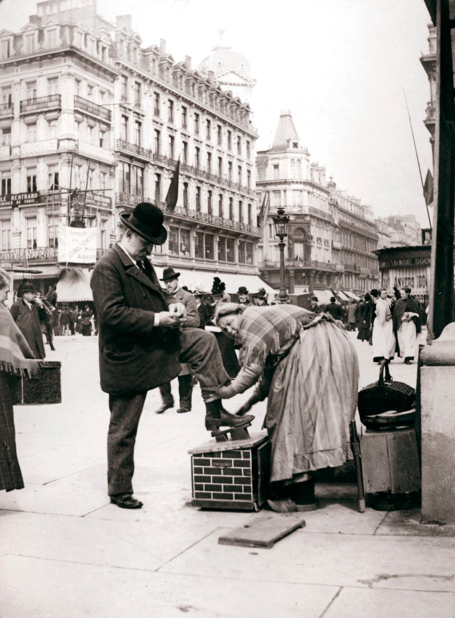 Polimento de sapatos de mulher, Bruxelas, 1898. de James Batkin
