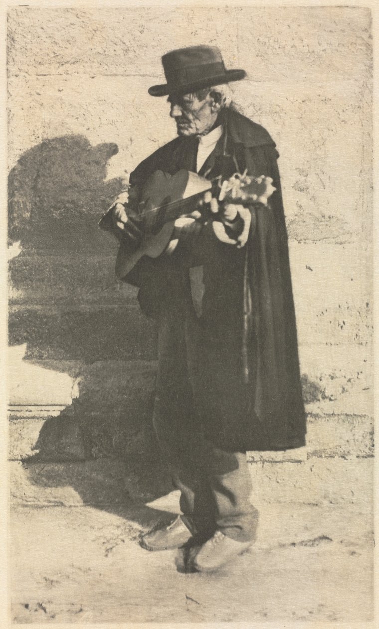 Trabalho de câmera: Um músico cego - Granada, 1914. de James Craig Annan