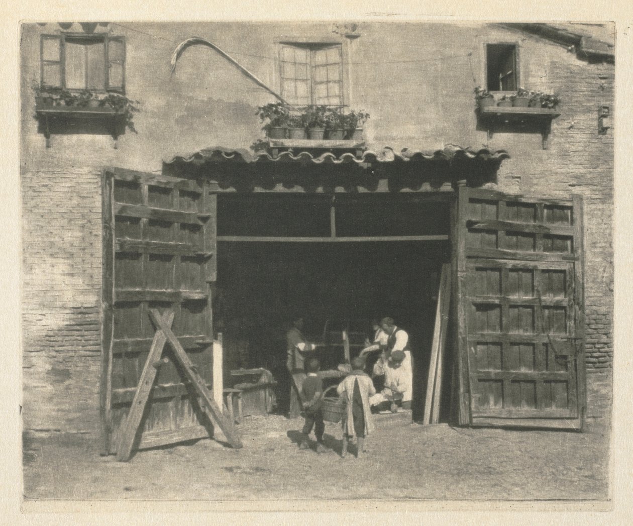 Trabalho de câmera: A Carpenters Shop - Toledo, 1914. de James Craig Annan