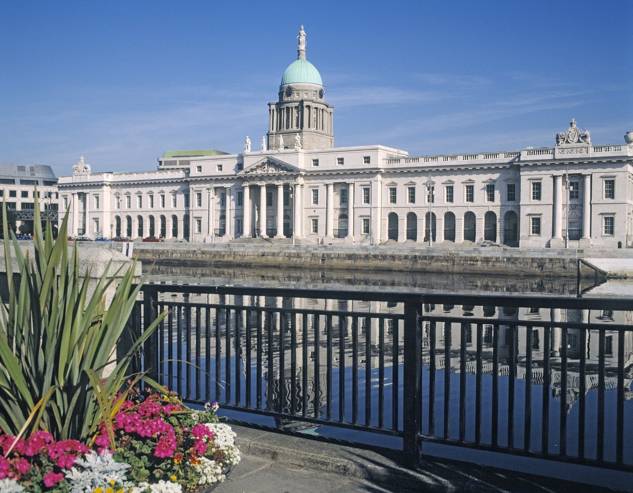 A alfândega no rio Liffey de James Gandon