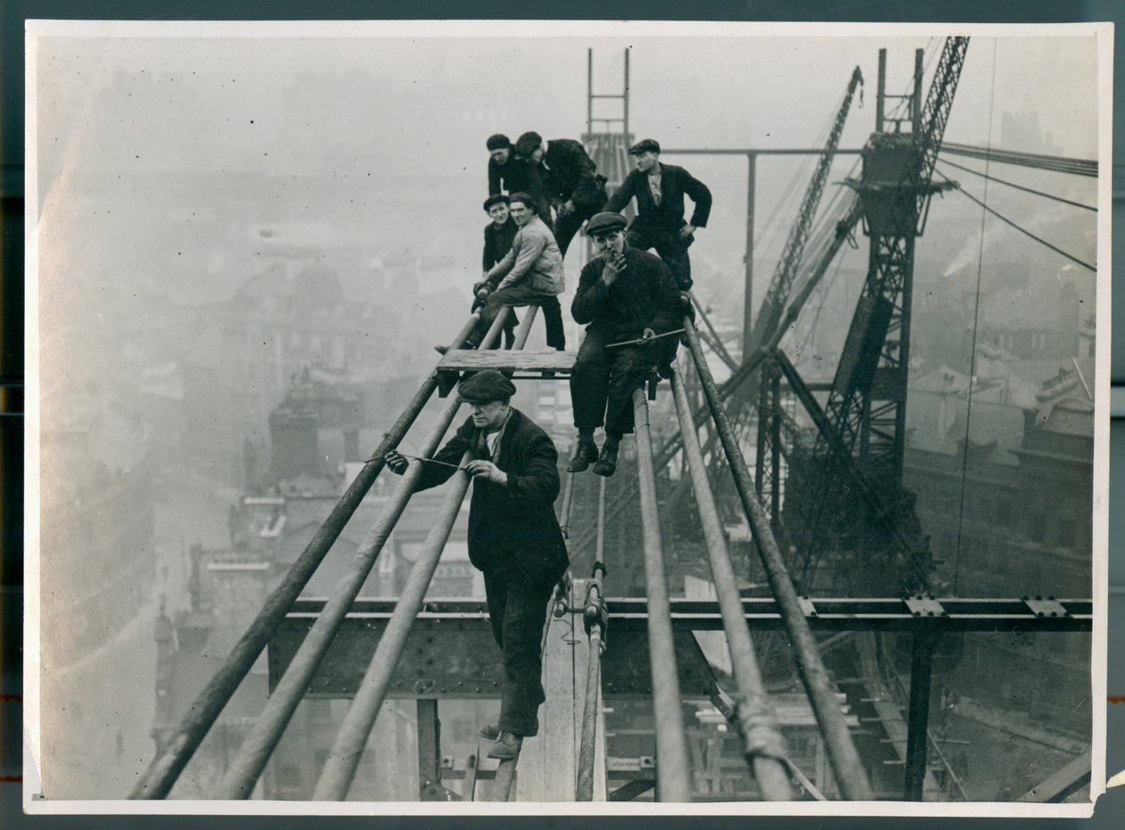 Trabalhadores precariamente empoleirados no alto da emergente Tyne Bridge em 1927 de James Geddie