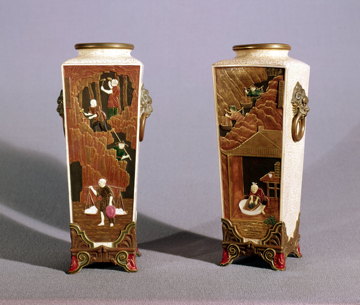 Par de vasos em estilo japonês retratando a mineração japonesa de cobalto e argila, Worcester de James Hadley