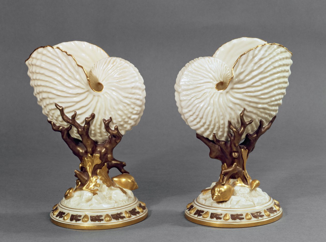 Par de vasos de Worcester em forma de conchas de Nautilus, 1880 porcelana de James Hadley