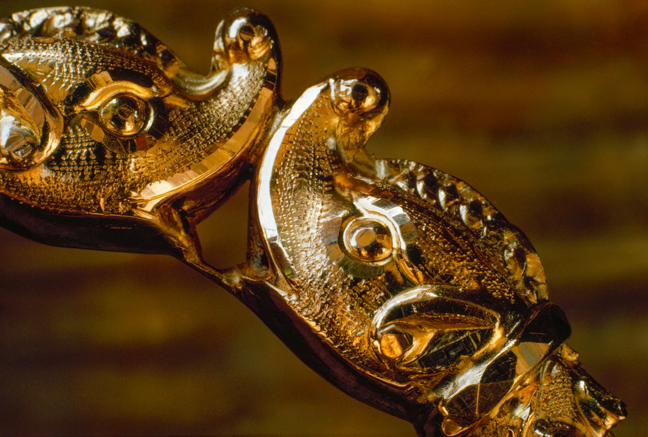 Uma pulseira de ouro trabalhada à mão apresenta duas cabeças de tubarão em colisão. América do Sul. de James L Stanfield
