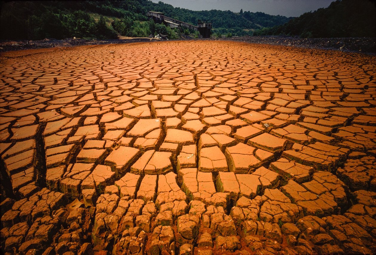O leito de uma lagoa é deixado a descoberto depois de ter sido poluído pelo ácido de uma mina de carvão e outros resíduos.... de James L Stanfield