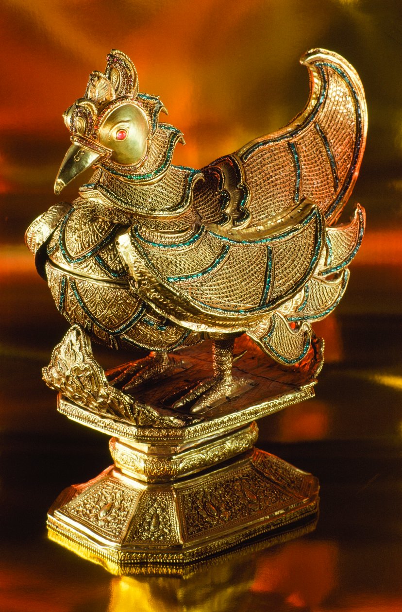 Um ganso sagrado de ouro com jóias que outrora segurava nozes de bétel. Londres, Inglaterra. de James L Stanfield