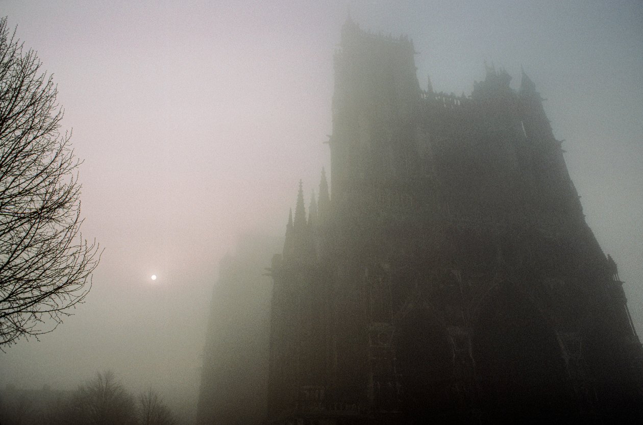 Uma vista matinal da Catedral de Notre-Dame em Amiens. CATEDRAL DE NOTRE-DAME, AMIENS,... de James L Stanfield