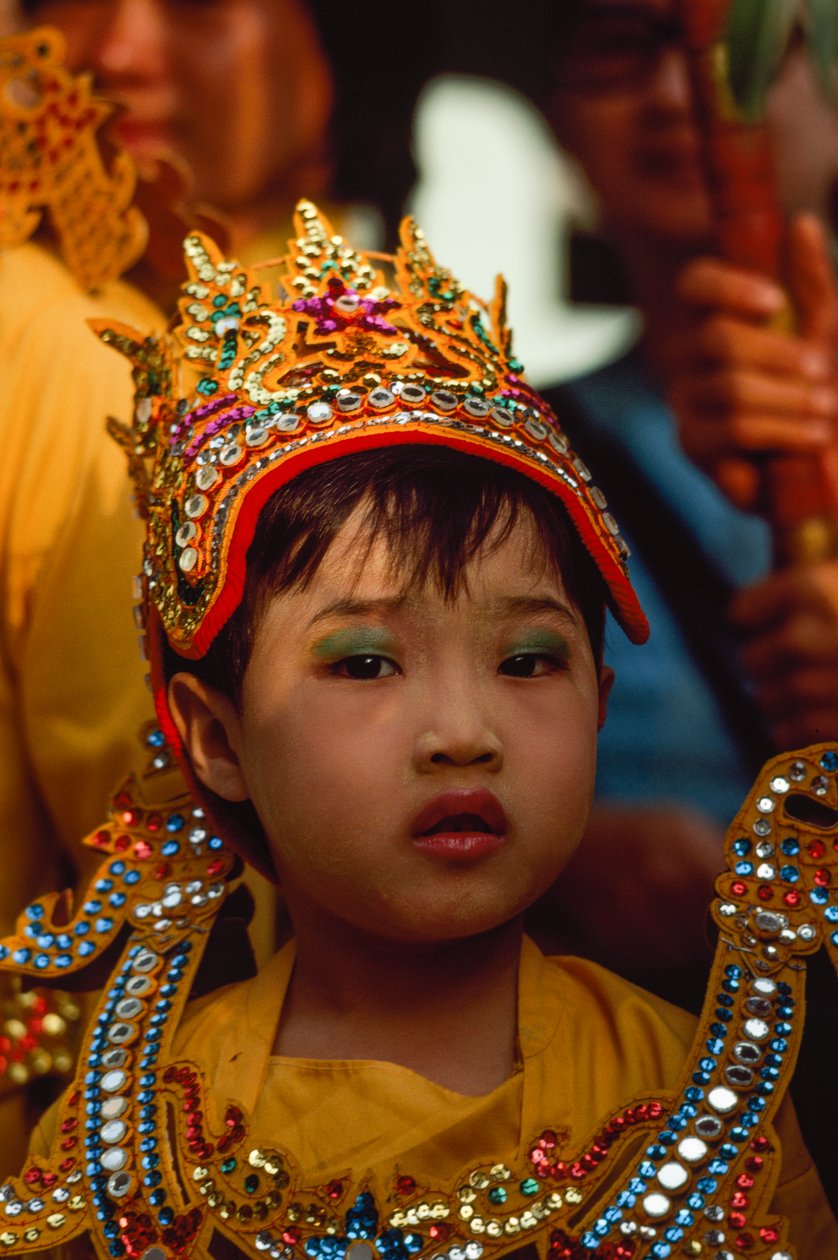 Um jovem adorador no Festival de Tabaung. Pagode de Shwe Dagon, Rangum, Birmânia. de James L Stanfield