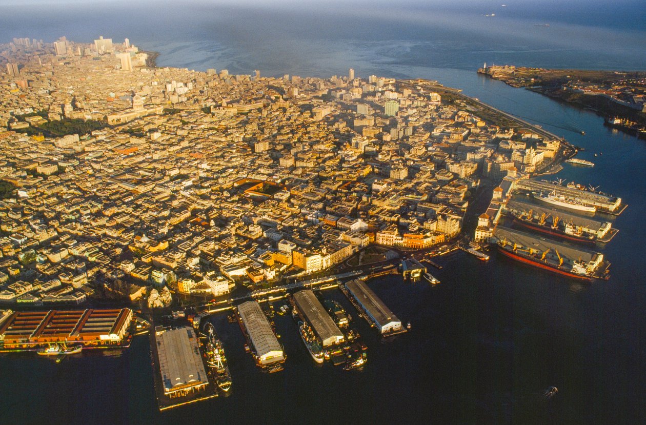 Vista aérea de Havana Velha, do porto de Havana, do Canal del Puerto, da Bahia de la Ha... de James L Stanfield