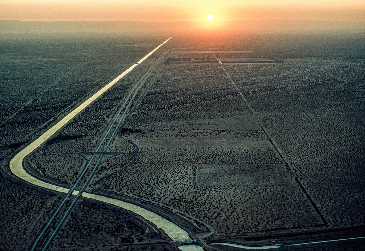 Vista aérea do Canal All-American enquanto o sol ardente se põe no oeste. O can... de James L Stanfield