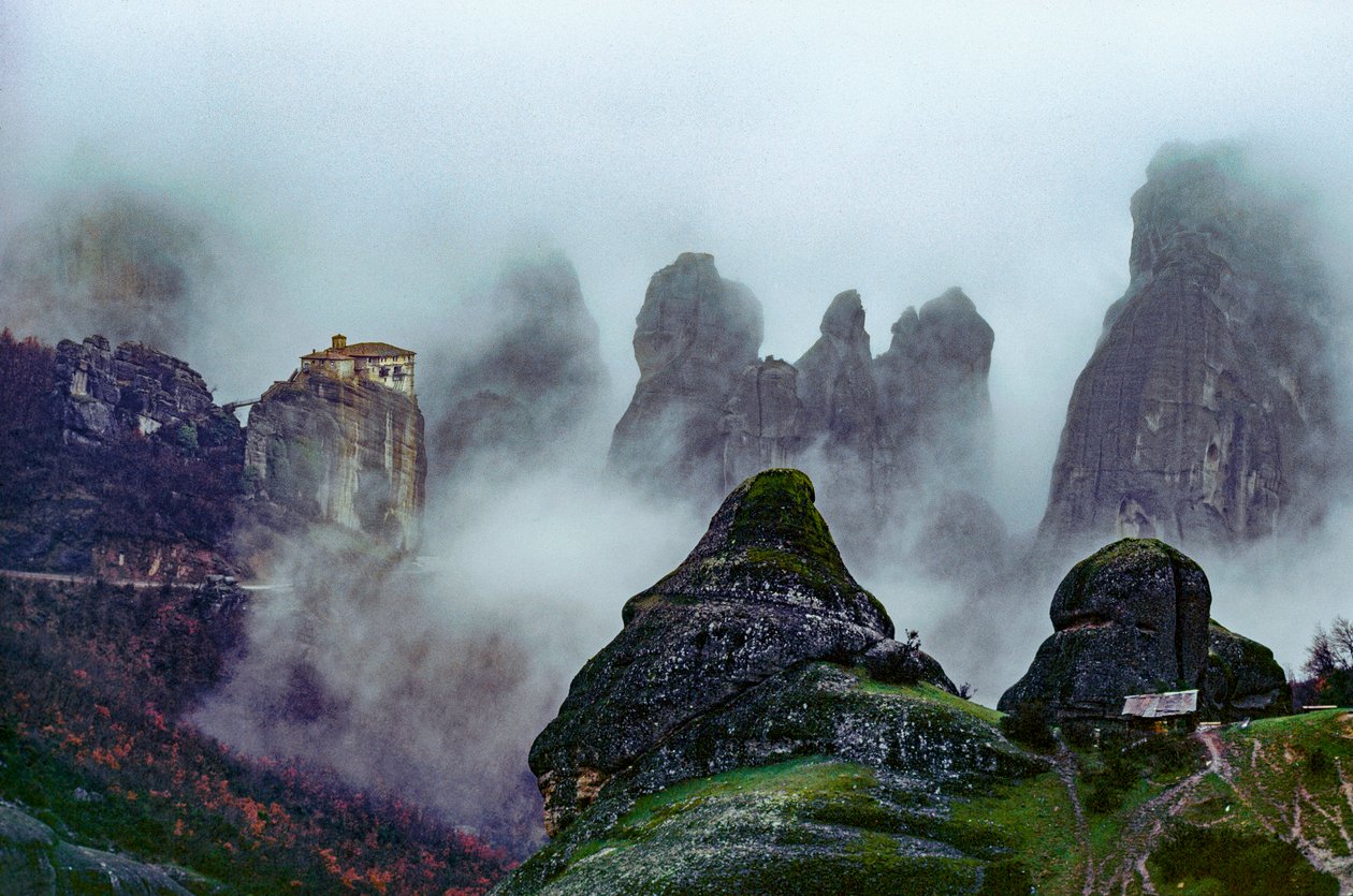 Mosteiros do século XIV, formações rochosas envoltas em nevoeiro. O mosteiro de Meteora... de James L Stanfield