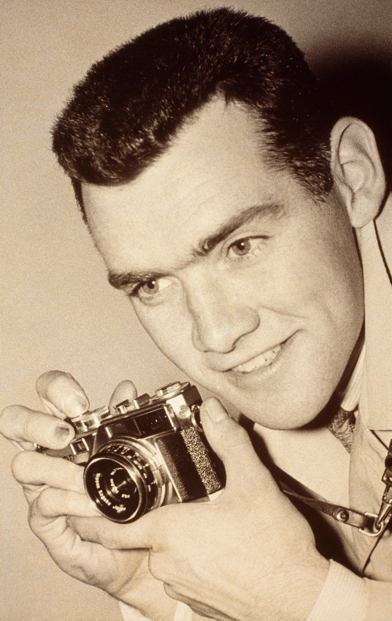 Fotógrafo do Milwaukee Post, James L. Stanfield. Milwaukee, Wisconsin. Ele está a segurar... de James L Stanfield