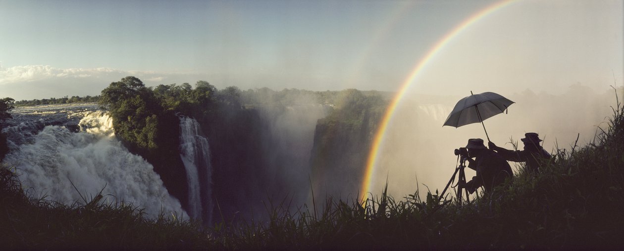 O fotógrafo da National Geographic James Stanfield, com a ajuda do seu assistente, fotografa... de James L Stanfield