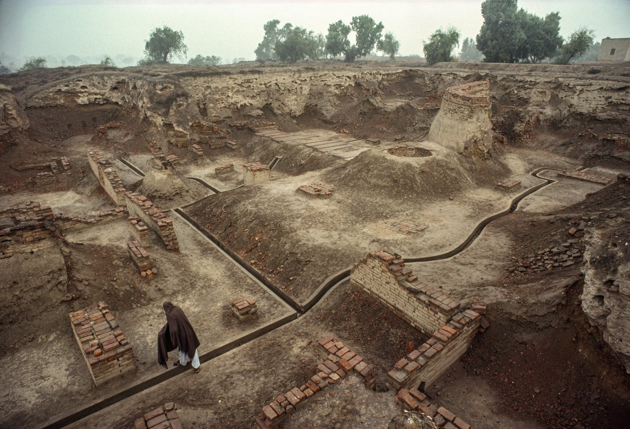 Vista geral de um poço cheio de restos de paredes de tijolo, um poço de tijolo. HARAPPA E... de James L Stanfield