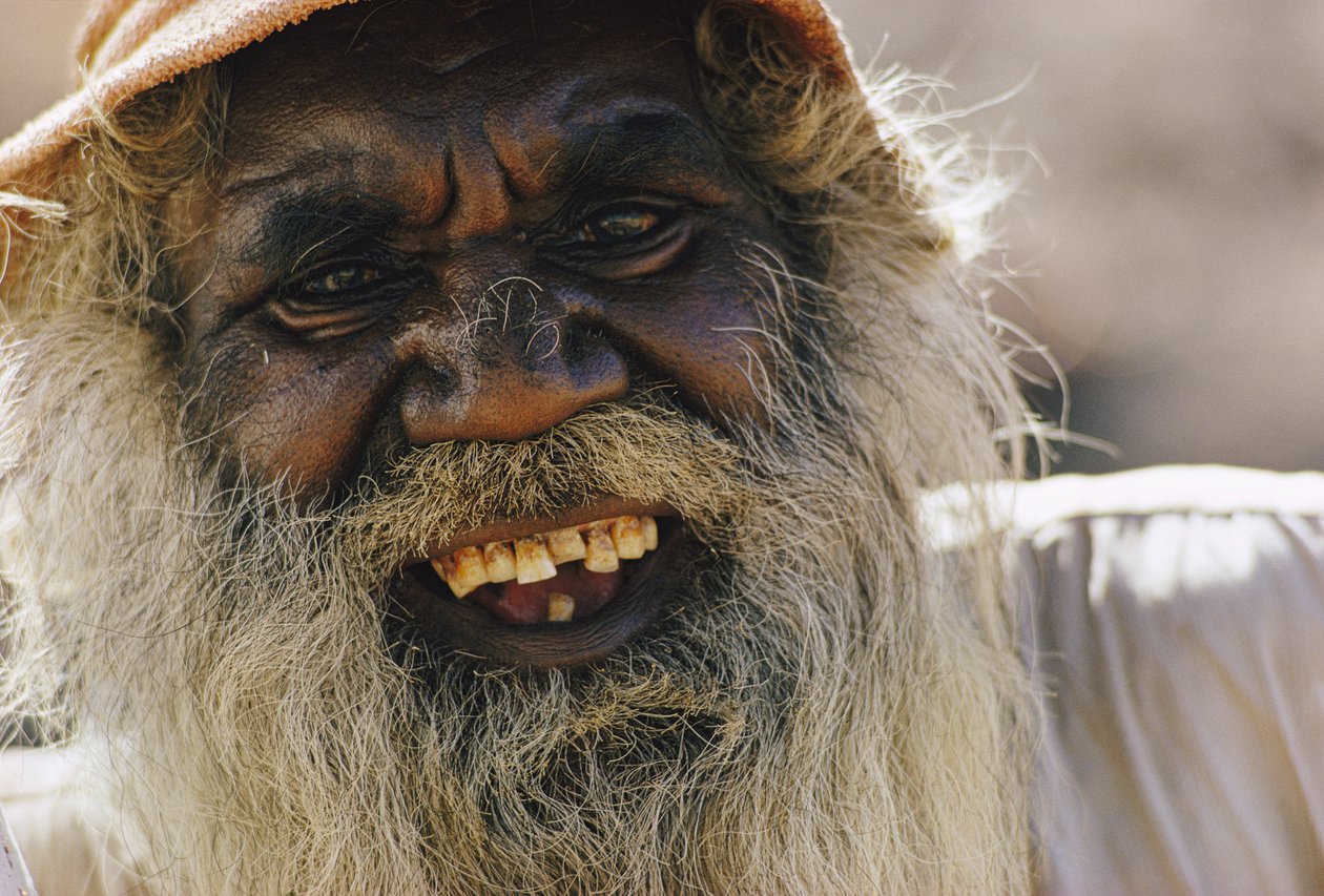 Retrato de um homem aborígene australiano. Marble Bar, Austrália Ocidental. de James L Stanfield