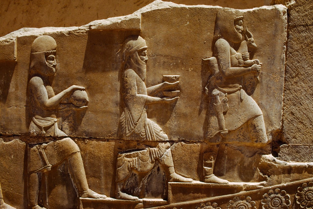 Escultura em relevo de homens carregando oferendas nas muralhas de Persépolis. Persépolis, Irão. de James L Stanfield