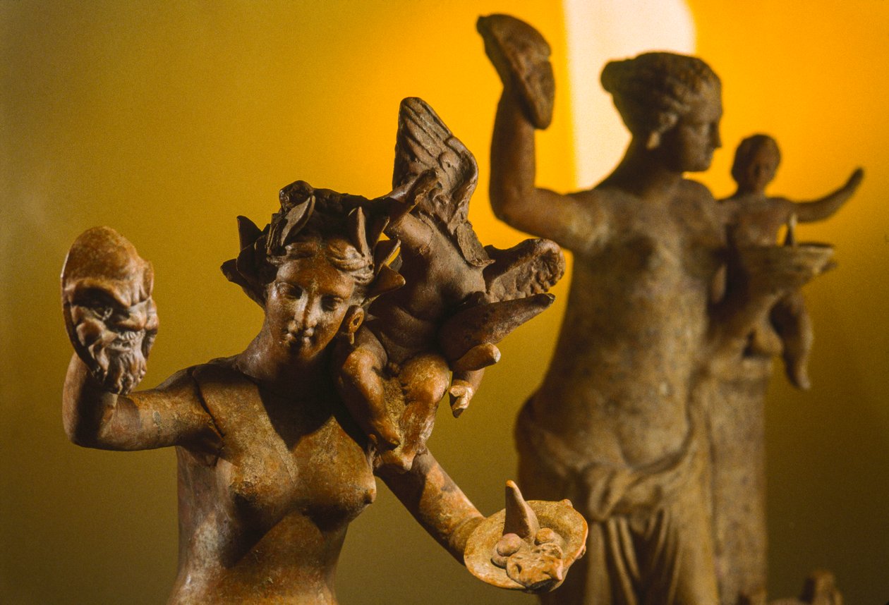 Esculturas em terracota de Afrodite com Eros alado ao ombro. Veria, Macedónia, Grécia. de James L Stanfield