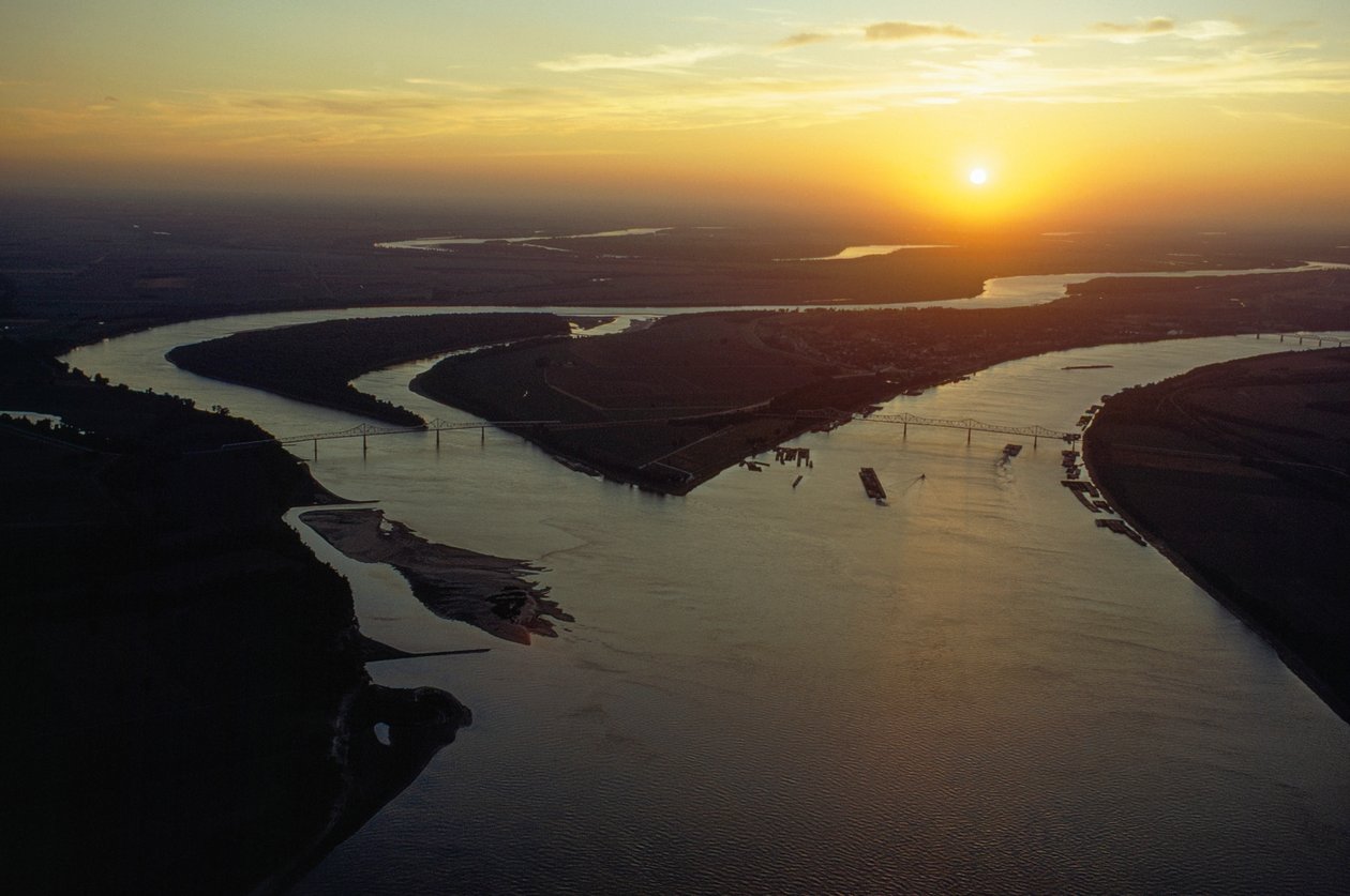 Vista aérea ao crepúsculo da confluência dos rios Ohio e Mississippi. Cairo, Illinois. de James L Stanfield