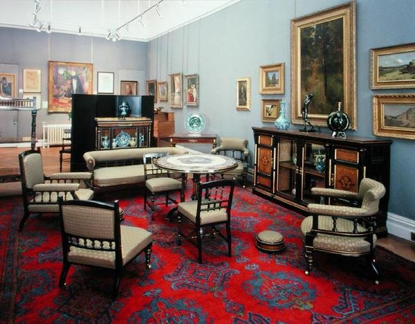 Suíte composta por um armário, mesa de centro, sofá, par de cadeiras laterais, par de poltronas, cadeira de enfermagem, poltrona e mesa de carteado, 1880 (mogno) de James Lamb of Manchester