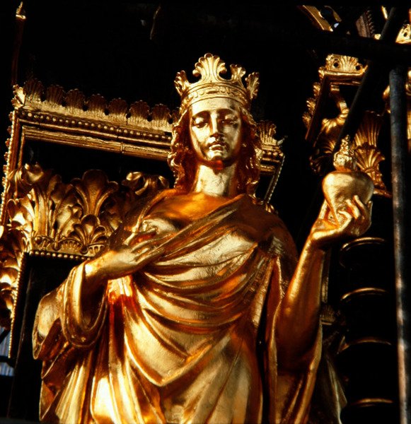Caridade, uma das quatro virtudes cristãs da torre do dossel do Albert Memorial, concluída em 1876 (bronze dourado) de James Redfern