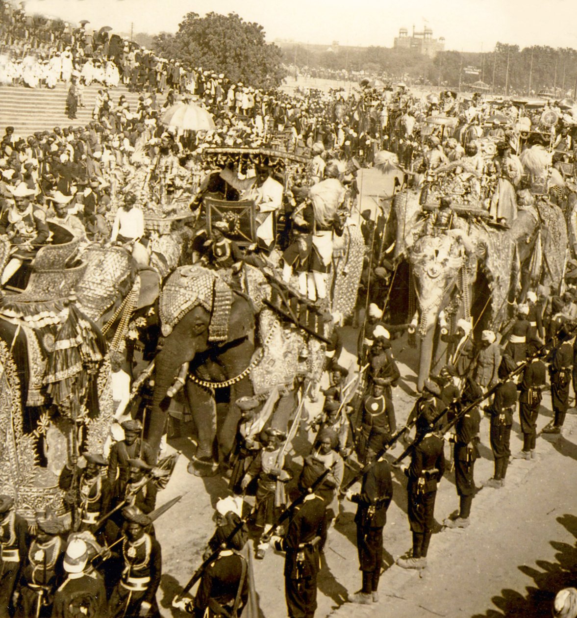 A grande procissão de Durbar, Deli, Índia. 1903 (foto) de James Ricalton