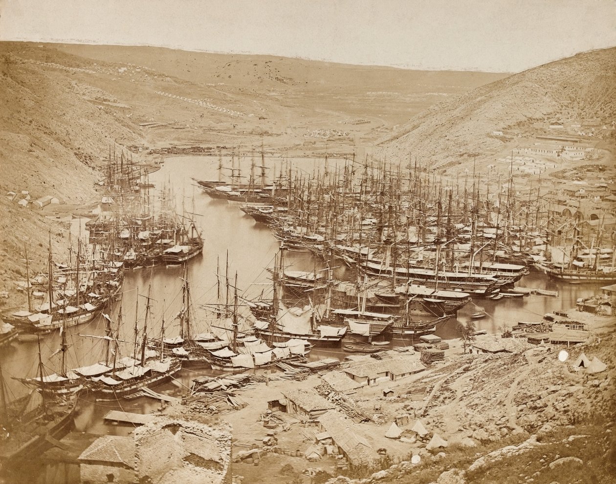 Porto de Balaklava, olhando para o norte, 1856 (foto sépia) de James Robertson