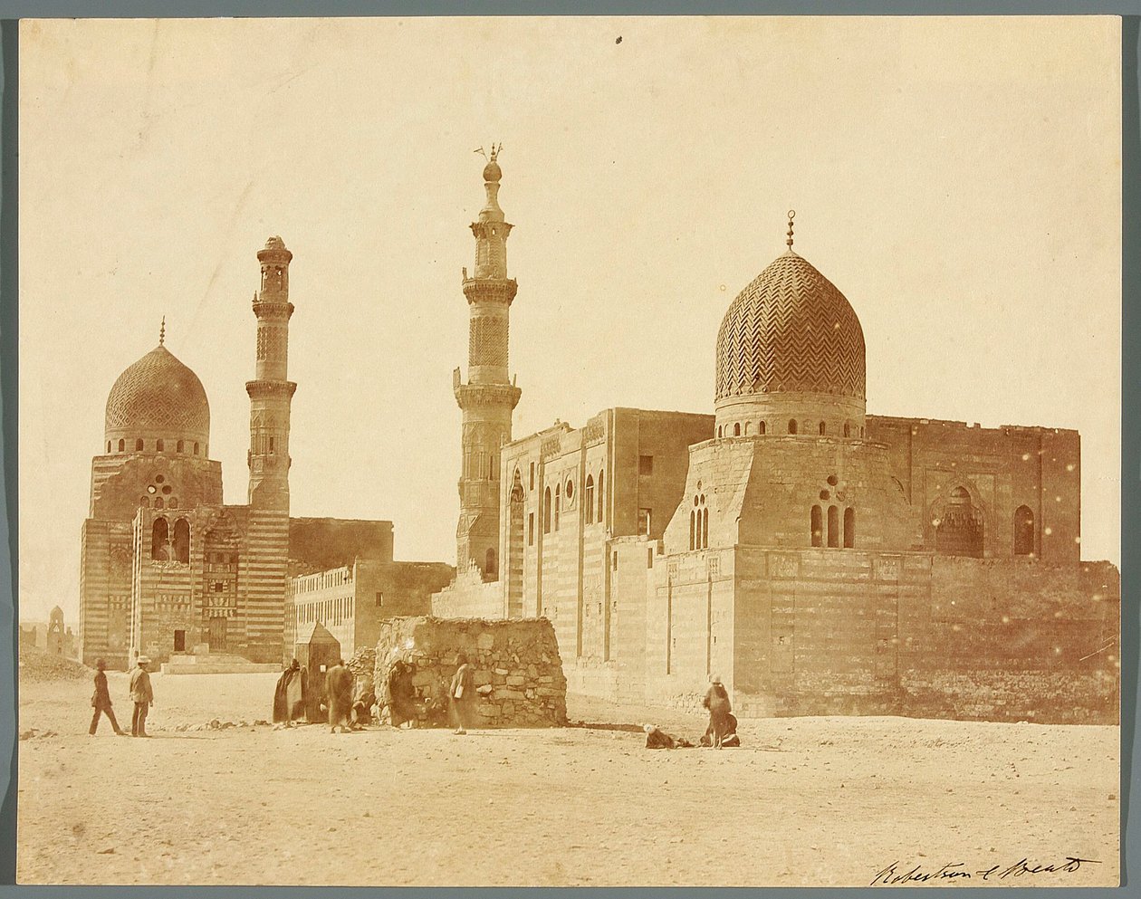 Egito. Cairo. Dois complexos religiosos funerários na Necrópole Norte: do sultão mameluco Inal, meados do século XV [à direita], e do emir mameluco Kurkumas, início do século XVI [à esquerda] de James Robertson