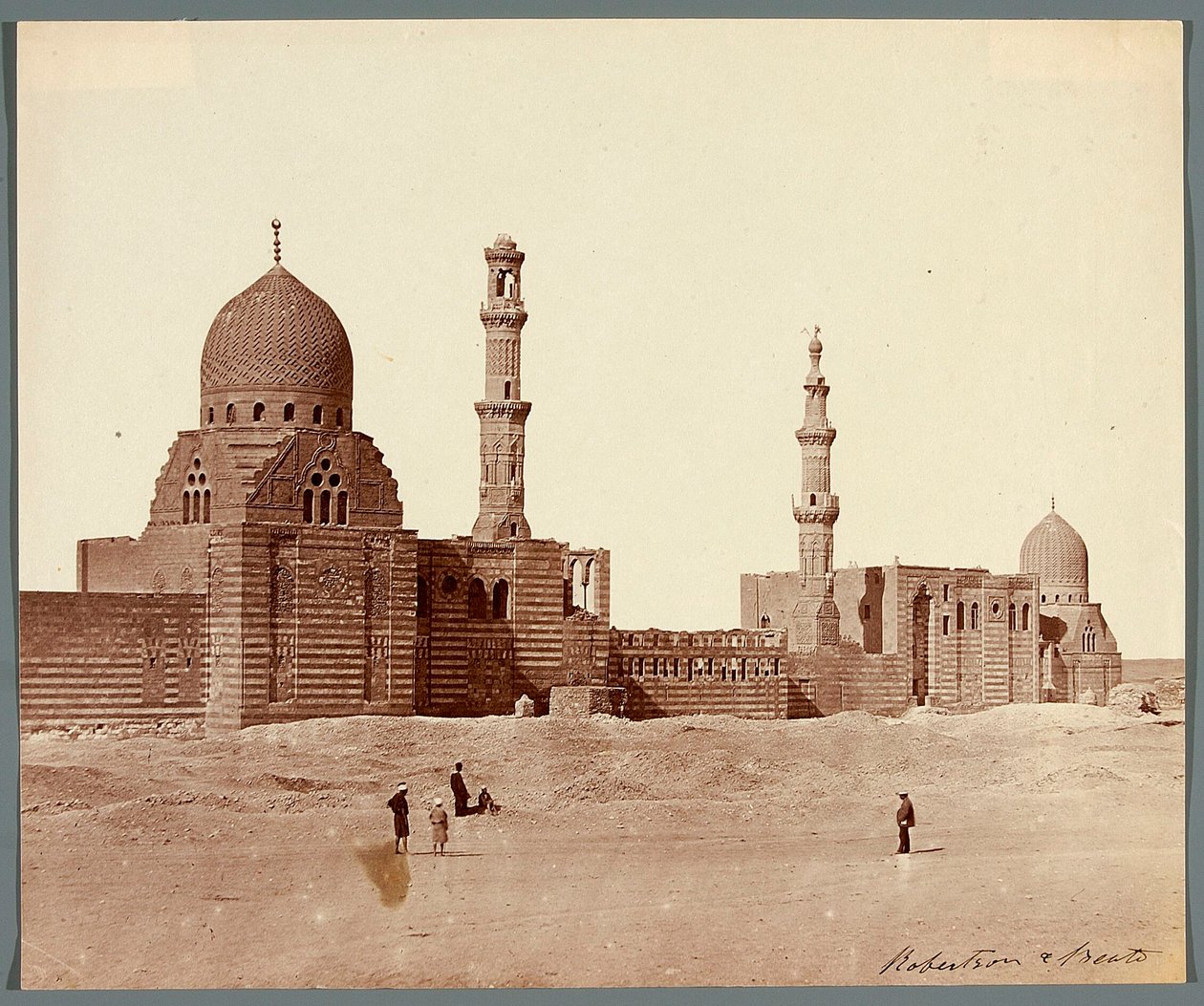 Egipto. Cairo. Dois complexos religiosos funerários na Necrópole Norte: do sultão mameluco Inal (meados do século XV) [à direita] e do emir mameluco Kurkumas (início do século XVI) [à esquerda] de James Robertson