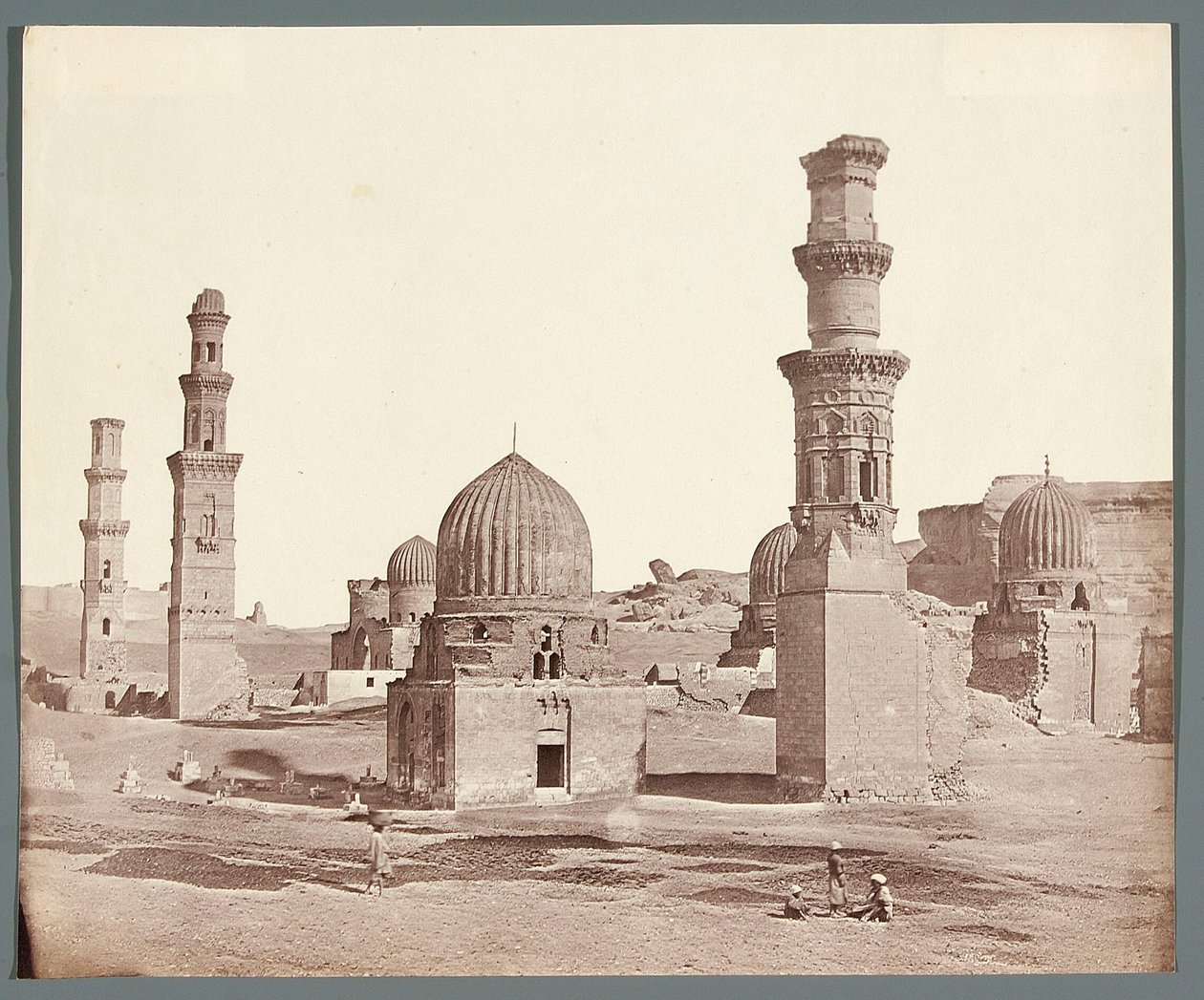 Egito. Cairo. Necrópole meridional. Em primeiro plano, o minarete junto ao mausoléu de Ali Badr Al-Karafi (1300-1310), em segundo plano o minarete de Kusum da época mameluca de James Robertson