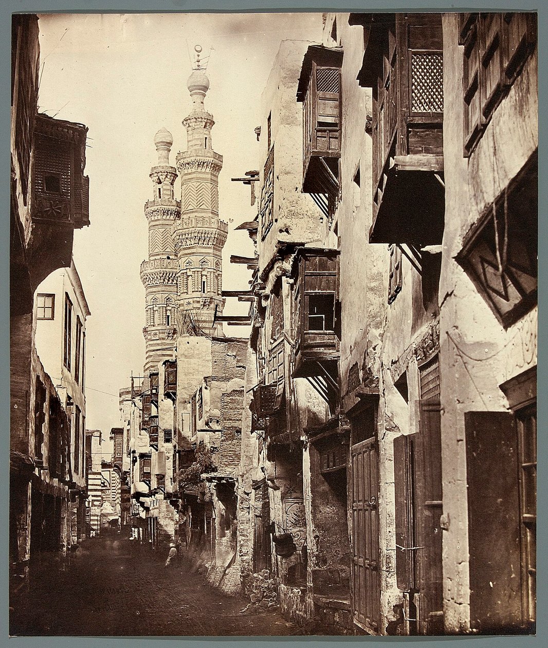 Egipto. Cairo. Viela - ao fundo, minaretes da mesquita mameluca de Al-Mu