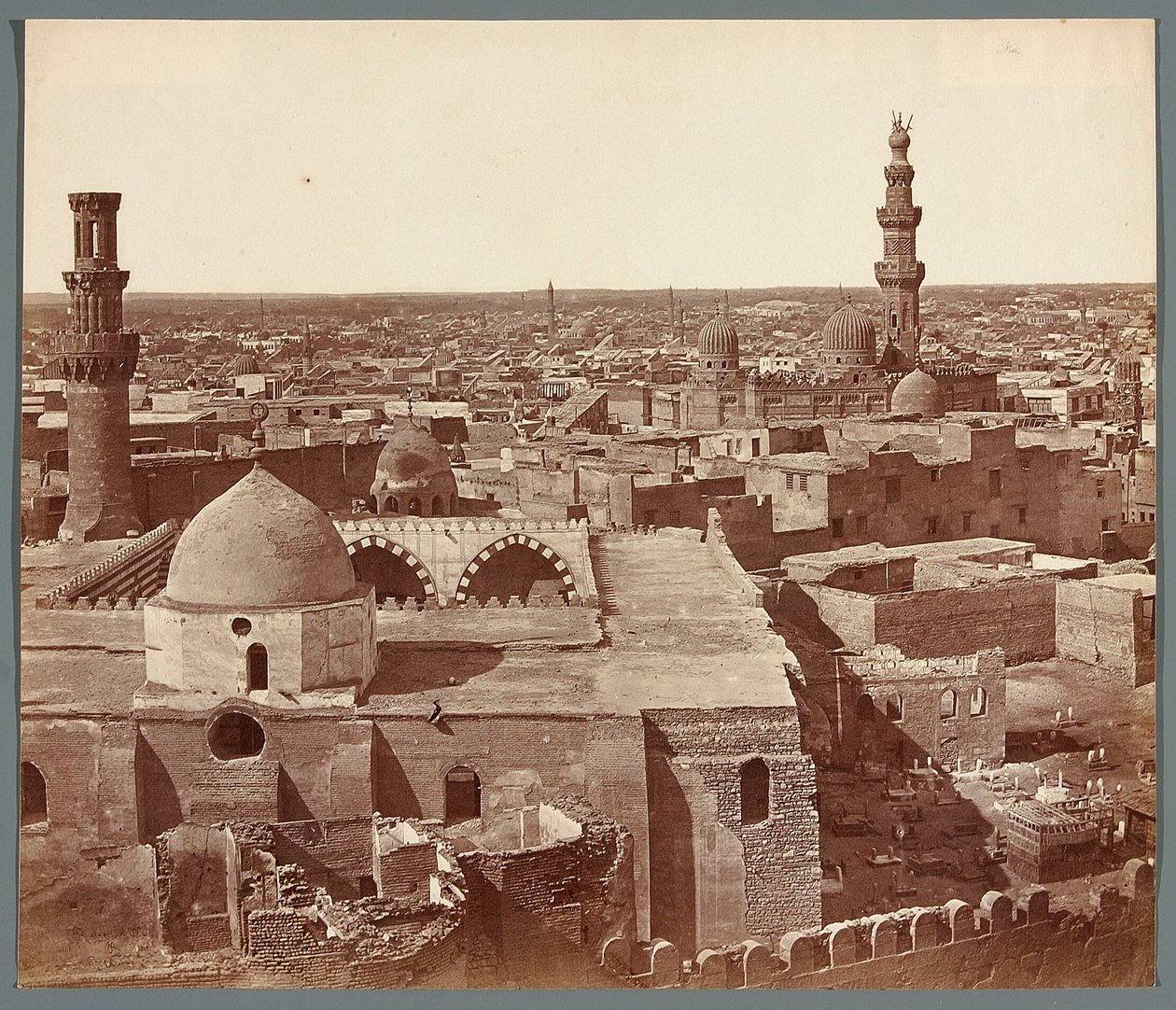 Egito. Cairo. Vista geral — ao fundo, a madraça — mausoléu de Umm As-Sultan Sza