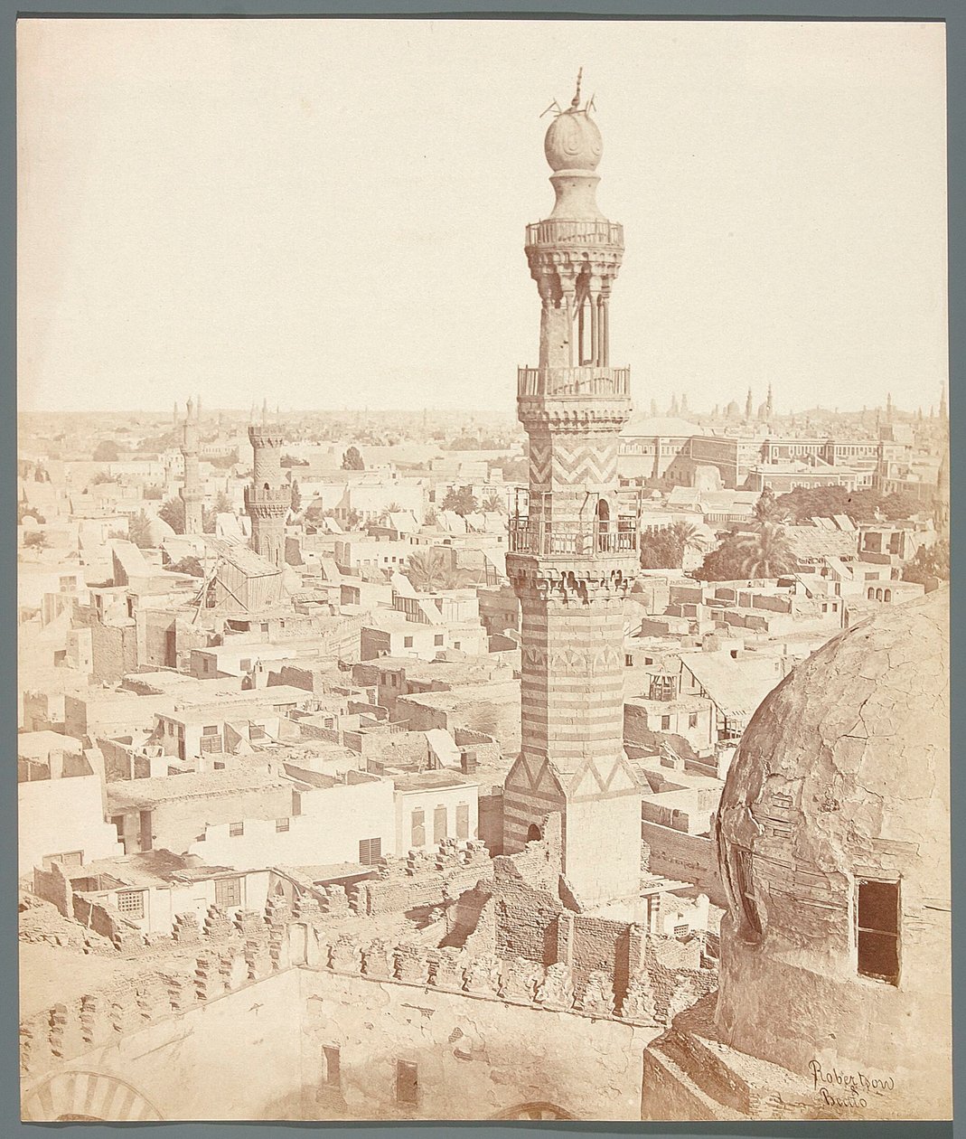Egito. Cairo. Vista da madrasa - mausoléu do emir mameluco Sarghitmish (1356) de James Robertson