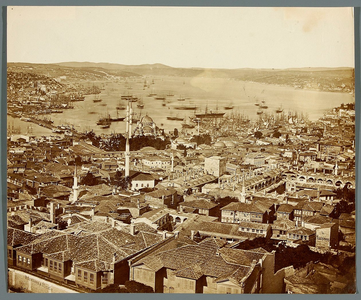 «O Bósforo» [Istambul. Panorama da cidade - vista em direcção ao estreito do Bósforo] de James Robertson