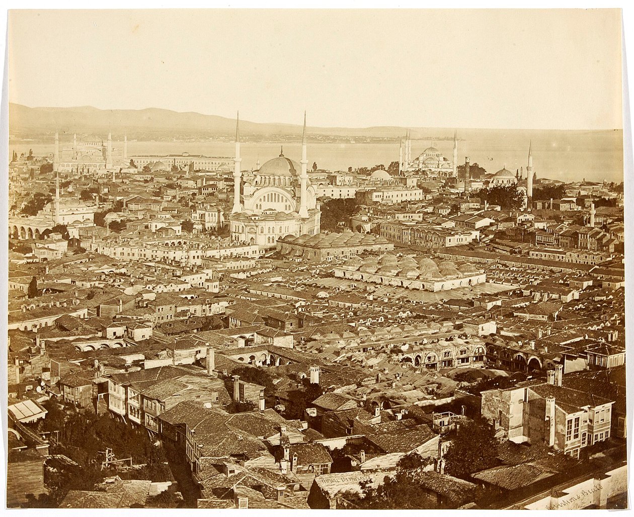 «Nuri Osmaniye» [Istambul. Panorama da cidade com vista para as mesquitas: Mesquita de Nuruosmaniye (ao centro), Mesquita Azul (ao fundo, à direita) e Ayasofya (Santa Sofia) (à esquerda)] de James Robertson