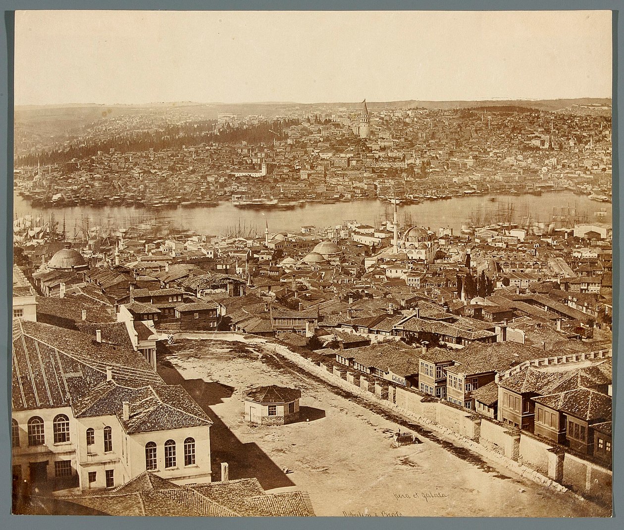 «Pera e Galata» [Istambul. Panorama da cidade - vista dos bairros de Pera e Galata] de James Robertson