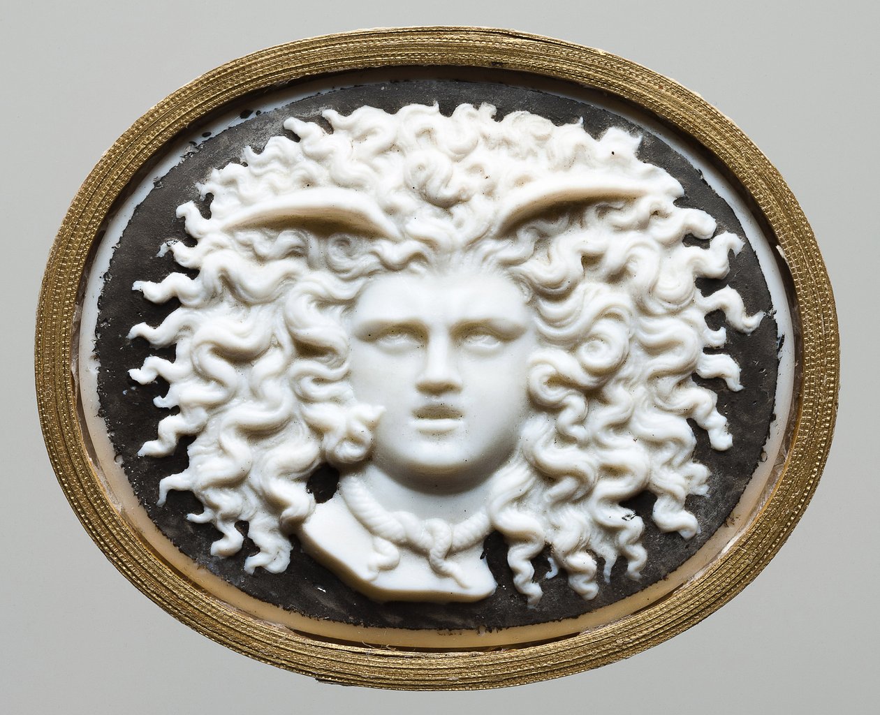 Chefe da Medusa - Workshop de James Tassie (1735-1799). Vidro colorido, papel dourado de James Tassie