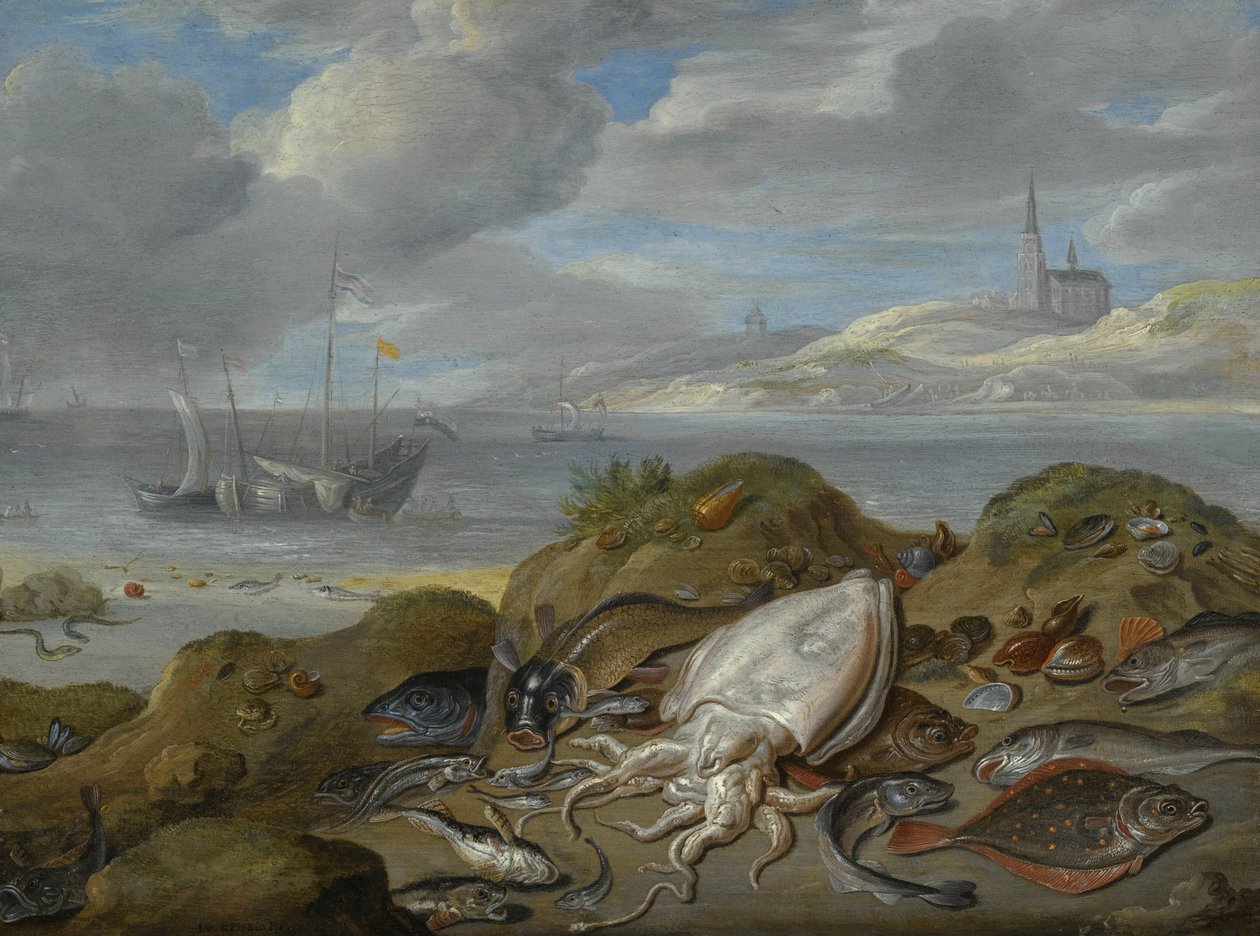 Ainda vida com choco, solha, bacalhau, mexilhões e outros peixes em uma duna, uma igreja através de um estuário além de Jan van Kessel the Elder