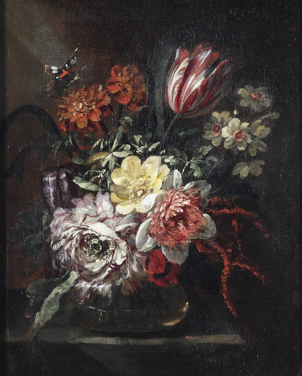 Uma tulipa, rosas, narcisos e outras flores num vaso de vidro, uma borboleta por cima, tudo numa mesa parcialmente coberta de Jan Baptist Morel