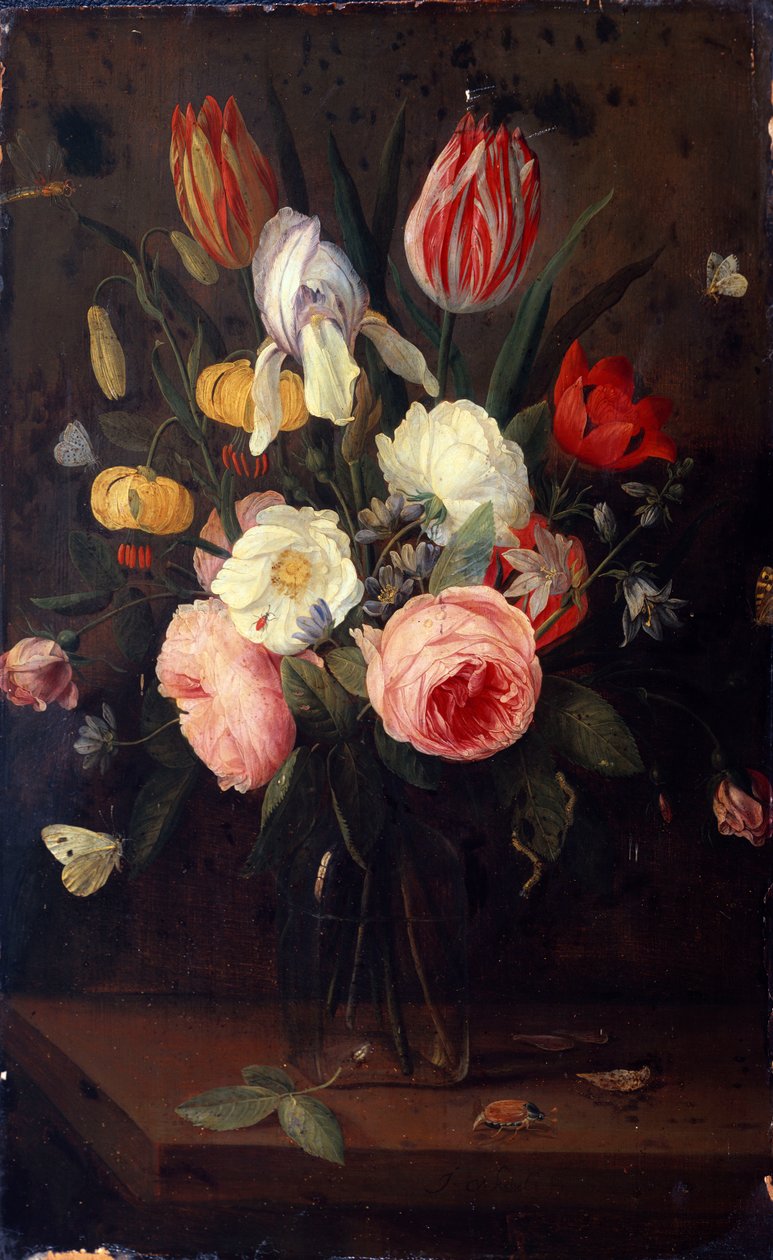 Rosas, tulipas e outras flores em um vaso de vidro, com insetos, sobre uma mesa de Jan van Kessel