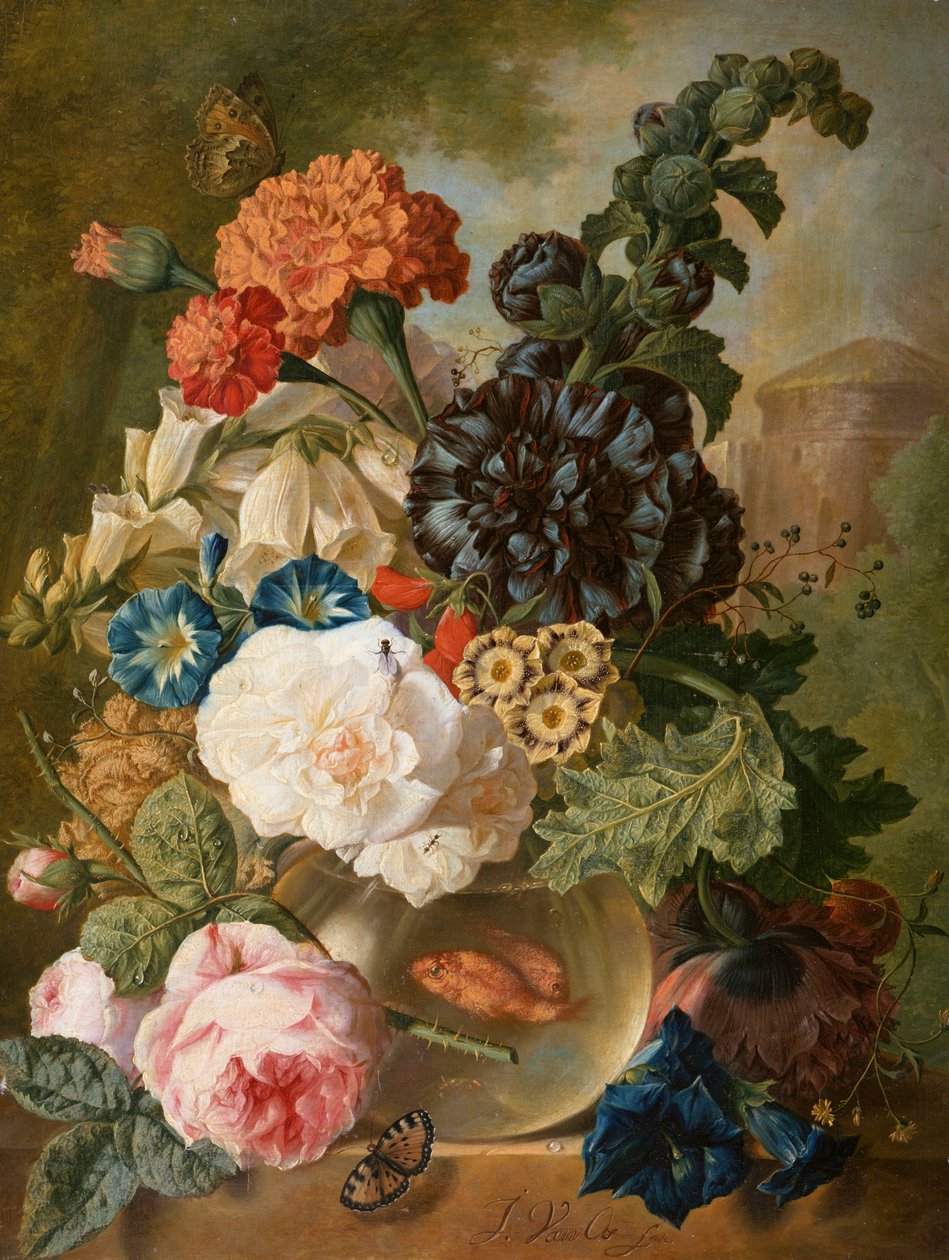 Rosas, crisântemos, peônias e outras flores em um vaso de vidro com peixe dourado em uma borda de pedra de Jan van Os