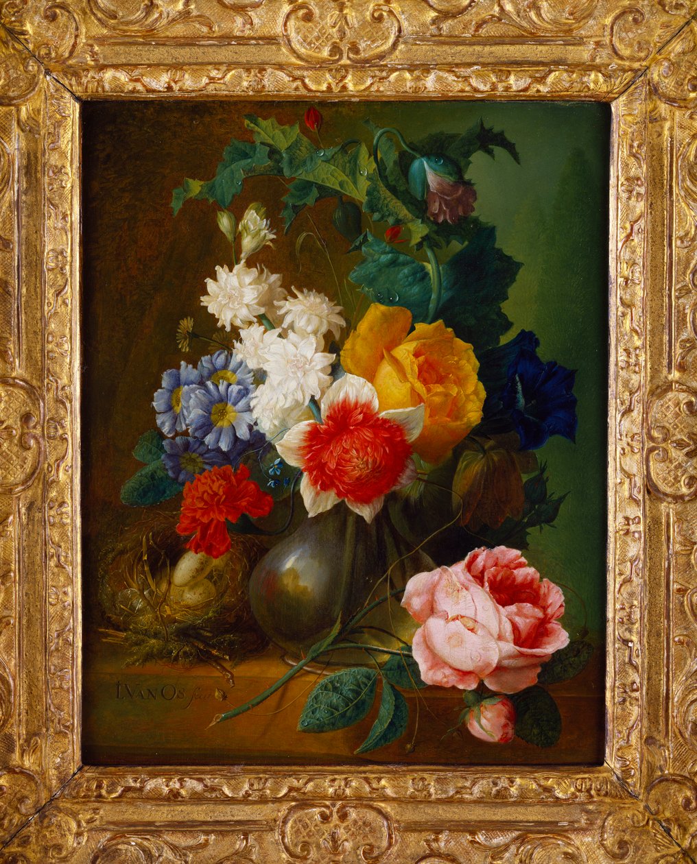Rosas, papoilas, glória da manhã e outras flores em um vaso com um ninho de pássaro em uma borda de Jan van Os